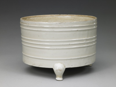 图片[1]-Ding Kiln White Glazed Three-legged Bottle with String Pattern-China Archive